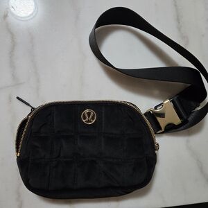 Lululemon black everywhere quilted velour belt bag 1L